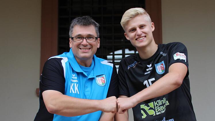 Faust auf Faust f&uuml;r eine gute Saison: Hammelburgs Trainer Karl Kaden (links) mit seinem neuen Zuspieler Hannes Krochmann.Oliver Wendt