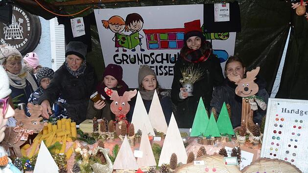 Die Grundschule bot beim Weihnachtsmarkt Honig aus eigener Bienenzucht und selbst gebastelte Geschenkartikel an. Foto: K.-H. Hofmann
