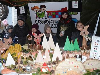Die Grundschule bot beim Weihnachtsmarkt Honig aus eigener Bienenzucht und selbst gebastelte Geschenkartikel an. Foto: K.-H. Hofmann