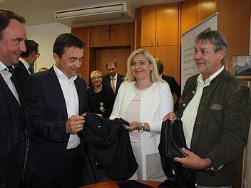 Staatsministerin Melanie Huml stellte den drei Bürgermeistern (von links) Michael Pöhnlein (Nordhalben), Jens Korn (Wallenfels) und Gerhard Wunder (Steinwiesen) 2,4 Millionen Euro für die Erprobung der digitalen Pflege-Plattform in Aussicht.Veronika Schadeck