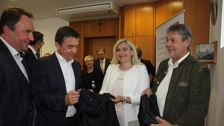 Staatsministerin Melanie Huml stellte den drei Bürgermeistern (von links) Michael Pöhnlein (Nordhalben), Jens Korn (Wallenfels) und Gerhard Wunder (Steinwiesen) 2,4 Millionen Euro für die Erprobung der digitalen Pflege-Plattform in Aussicht.Veronika Schadeck