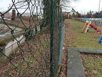 Das an den FC-Sportplatz angrenzende Hanggrundstück an der Parkstraße (links) soll mit insgesamt drei Wohnhäusern für sechs Familien bebaut werden. Unter dem Gelände liegt der Gewölbekeller des Ansbacher-Tor-Bierkellers.    Foto: Archiv