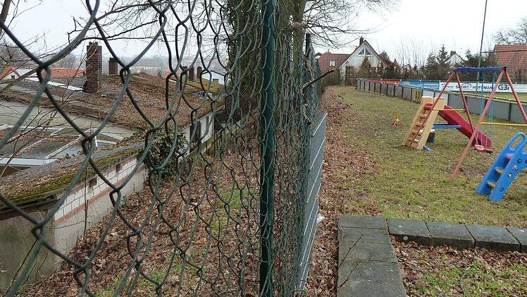 Das an den FC-Sportplatz angrenzende Hanggrundstück an der Parkstraße (links) soll mit insgesamt drei Wohnhäusern für sechs Familien bebaut werden. Unter dem Gelände liegt der Gewölbekeller des Ansbacher-Tor-Bierkellers.    Foto: Archiv