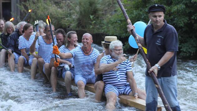 Ein Bild, das es in den vergangenen Jahren selten zu sehen gab. In Wallenfels hofft man auf eine gute Floßsaison 2021.  Foto: Archiv Michael Wunder