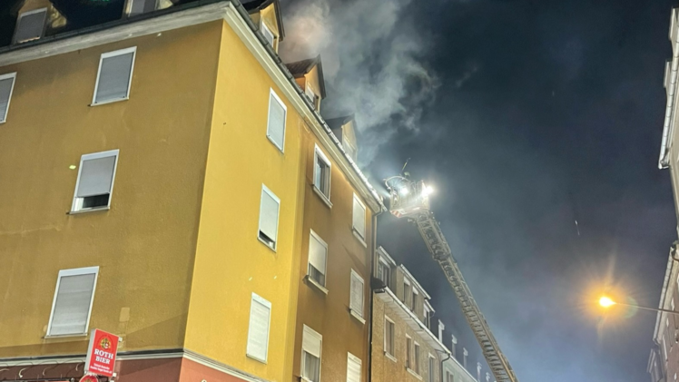 Mehrfamilienhaus in Schweinfurter Innenstadt in Flammen - mehrere Personen verletzt