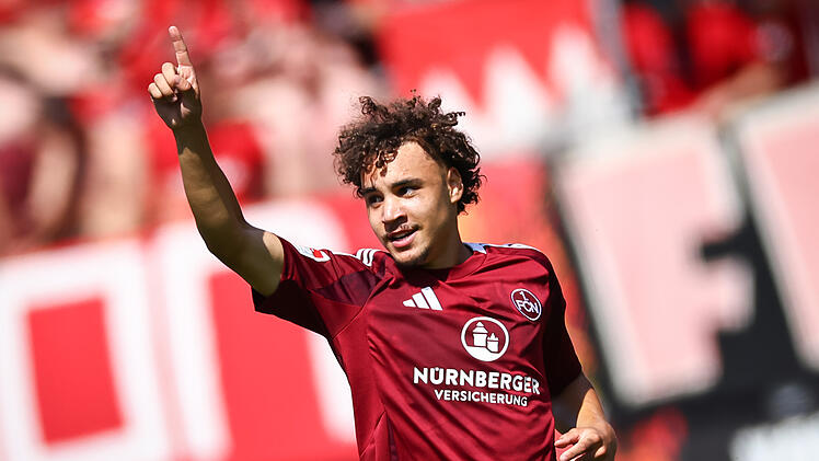 1. FC Nürnberg - FC Schalke 04: Club schlägt Schalke bei Kloses Heimpremiere