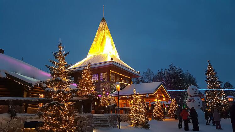 Evening Winter in Santa Claus Village. Rovaniemi behind the Arctic circle, Lapland, Finland Abend im Winter im Weihnachtsmanndorf. Rovaniemi hinter dem Polarkreis, Lappland, Finnland