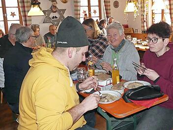 Im Kellerh&auml;usla lassen sich die G&auml;ste das Essen munden.