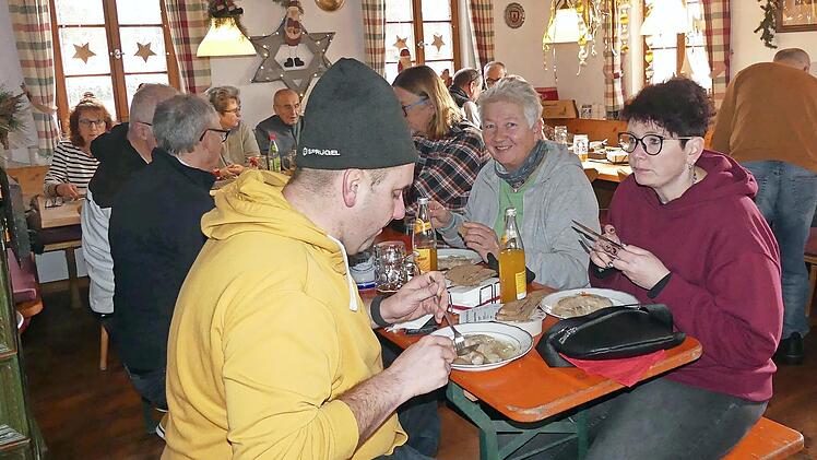 Im Kellerh&auml;usla lassen sich die G&auml;ste das Essen munden.