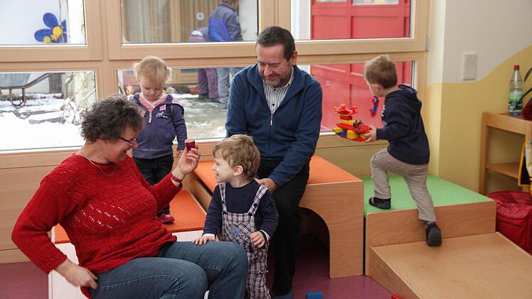 Pfarrer Alfred Beißer, Erzieherin Roxy Sponsel und Kinder
