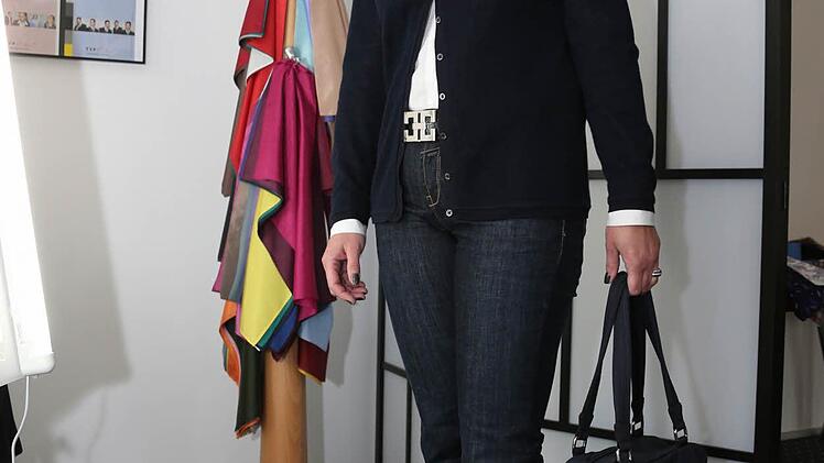 So sieht die neue-alte Jutta Fischer aus: Ihre Highlight-Ton ist blau, der Schal bringt den Farbtupfer.