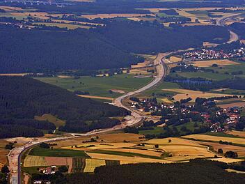 Die Großbaustelle der A70 aus der Vogelperspektive: Das Dorf im Vordergrund ist Waldau, weiter hinten liegt Harsdorf. Links oben ist die Autobahnbrücke der A9 bei Lanzendorf zu erkennen. Foto: Ronald Rinklef