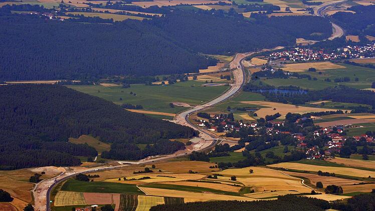 Die Großbaustelle der A70 aus der Vogelperspektive: Das Dorf im Vordergrund ist Waldau, weiter hinten liegt Harsdorf. Links oben ist die Autobahnbrücke der A9 bei Lanzendorf zu erkennen. Foto: Ronald Rinklef