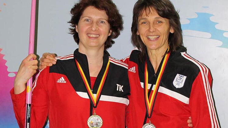 Zwei Medaillen für den TSV Münnerstadt. Tanja Köhler (links) wurde im Speerwurf der W-40 deutsche Meisterin. Ihre Teamkollegin Iris Heid gewann Bronze im Hochsprung. Foto: TSV Münnerstadt