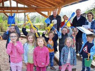 Der Sandkasten der Trebgaster KiTa wird zum Schutz vor Schmutz mit einer Abdeckung versehen. Dafür sorgen Präsidentin Rosi Müller und Bernt Pingel von Kiwanis (hinten rechts und links). Pfarrer Peter Ahrens und Leiterin Jacqueline Ramming freuen sich über die Spende. Foto: Hübner