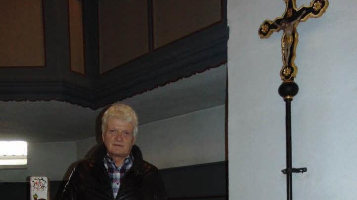 Pfarrer Malte Lippmann in seiner Kirche und mit dem historischen Taufstein aus dem Jahr 1438. Die Kirche selbst wurde vor 300 Jahren eingeweiht. Fotos: Petra Malbrich