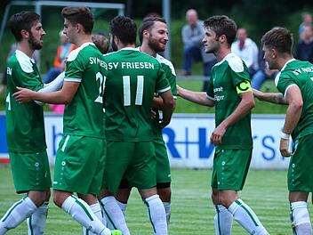 Kapitän Nils Firnschild (2. von rechts) konnte sich beim 4:1-Erfolg des SV Friesen ebenfalls zweimal in die Torschützliste eintragen und trug somit maßgeblich zum Sieg gegen Bayreuth II bei. Foto: Heinrich Weiß