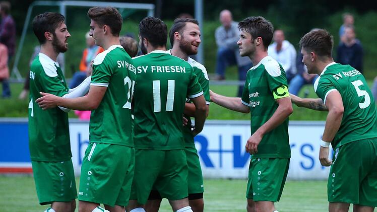 Kapitän Nils Firnschild (2. von rechts) konnte sich beim 4:1-Erfolg des SV Friesen ebenfalls zweimal in die Torschützliste eintragen und trug somit maßgeblich zum Sieg gegen Bayreuth II bei. Foto: Heinrich Weiß