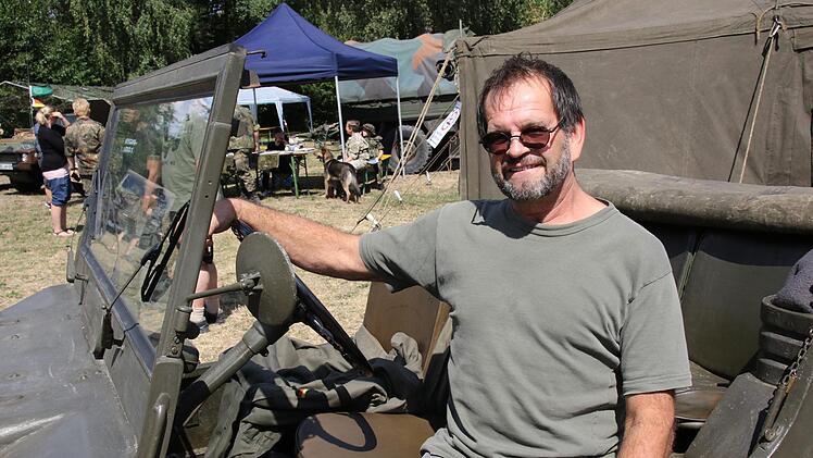 Manfred Keilhammer aus Coburg mit DKW-Munga Baujahr 60: "Vor gut 17 Jahren habe ich das Auto in Ahorn abgeholt. Das Auto war damals weitestgehend im Originalzustand, nur am Motor musste ich ein paar Arbeiten vornehmen. Im Großen und Ganzen ist das Auto sehr pflegeleicht.  Ich bin öfters mal auf Treffen. Für mich ist es ,just for fun‘!" Foto: Michael Stelzner