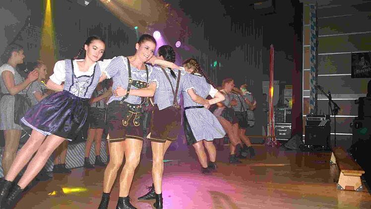 Mit Beifall überschüttet wurden die Bad Rodach City Dancers für ihre mitreißenden Tanzeinlagen. Foto: Martin Rebhan