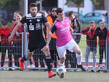 Daniel Alles (links) hatte als Abwehrchef des FC Coburg alles im Griff. Hier greift er den Selbitzer Albert Pohl an.Philipp Karg