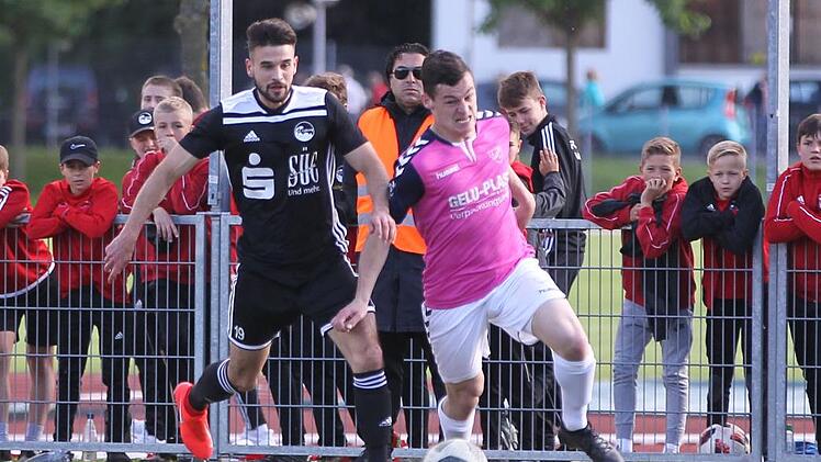 Daniel Alles (links) hatte als Abwehrchef des FC Coburg alles im Griff. Hier greift er den Selbitzer Albert Pohl an.Philipp Karg