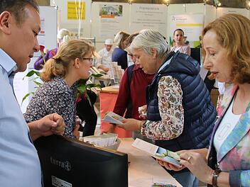 Projektleiterin Elisabeth A. Dichtl (rechts) organisiert auch in Zukunft die Bad Kissinger Gesundheitstage, allerdings nicht mehr für den Förderverein Gesundheitszentrum, sondern unter dem Dach von Laboklin. Hier sprach sie mit Yong-Chul Singer Bayrle vom Paracelsus-Krankenhaus Bad Liebenzell. Ralf Ruppert/Archiv