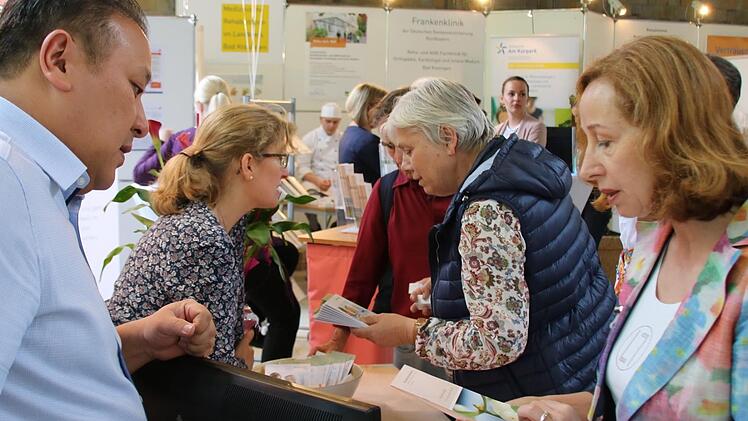 Projektleiterin Elisabeth A. Dichtl (rechts) organisiert auch in Zukunft die Bad Kissinger Gesundheitstage, allerdings nicht mehr für den Förderverein Gesundheitszentrum, sondern unter dem Dach von Laboklin. Hier sprach sie mit Yong-Chul Singer Bayrle vom Paracelsus-Krankenhaus Bad Liebenzell. Ralf Ruppert/Archiv