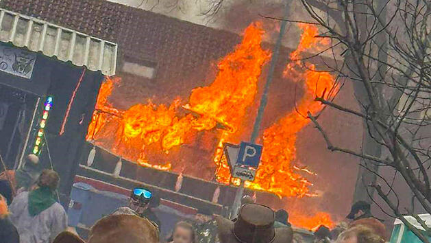 Faschingswagen bei Faschingsumzug in Brand geraten