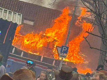 Faschingswagen bei Faschingsumzug in Brand geraten