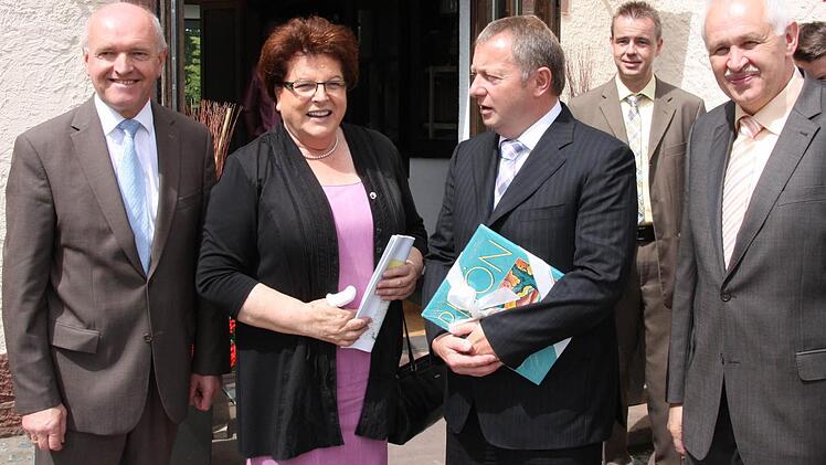 Die Landräte Thomas Habermann (links) und Thomas Bold (2. von rechts) hießen Barbara Stamm willkommen. Rechts Robert Kiesel.