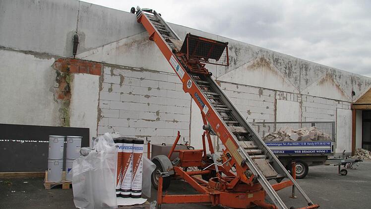 Das ehemalige Freßnapf-Gebäude in der Nähe des Real-Markts wird außen ebenso saniert ...