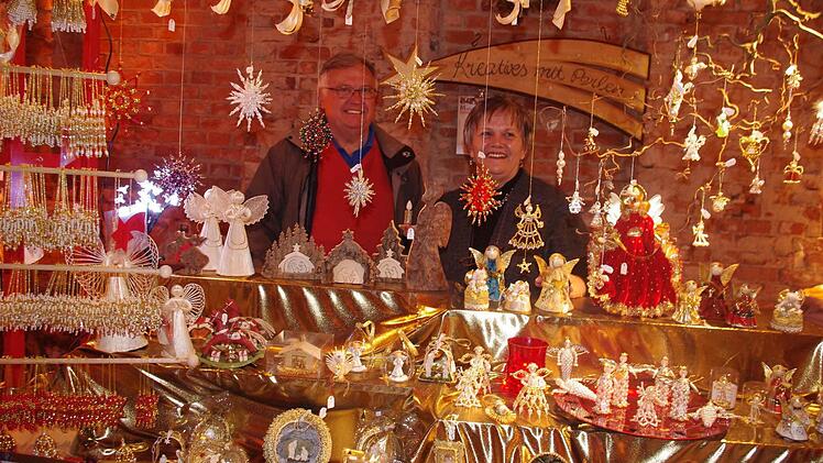 Sieglinde Michel aus Rothenkirchen präsentierte handgefertigte kleine Kostbarkeiten - wie Perlensterne, Engel und anderen Weihnachtsschmuck. Mit im Bild ist (links) ihr Ehemann Hans Michel.