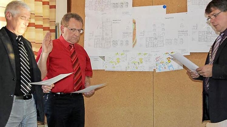 Die neuen Bürgermeister-Stellvertreter Reinhold Klein und Günther Stottele legten vor Hermann Niediek den Amtseid ab.Fotos: Ralf Kestel