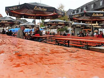 Die Bänke blieben am regnerischen Sonntag oft unbesetzt - doch der Korbmarkt bietet auch andere Seiten als Essen und Trinken. Foto: Markus Häggberg