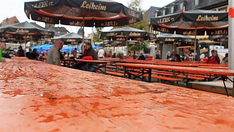 Die Bänke blieben am regnerischen Sonntag oft unbesetzt - doch der Korbmarkt bietet auch andere Seiten als Essen und Trinken. Foto: Markus Häggberg