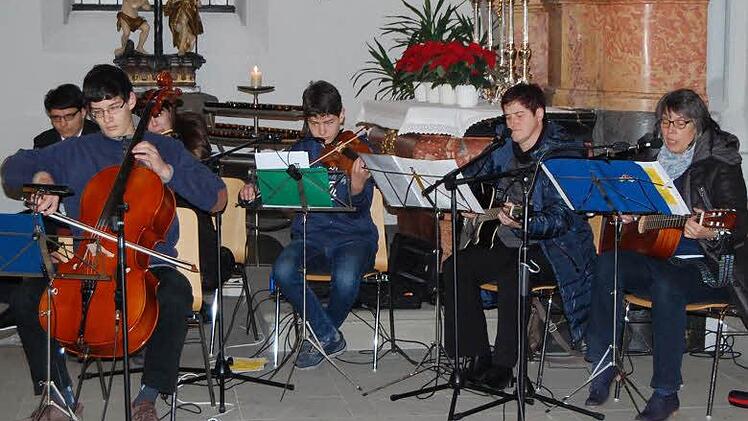 Die "Weihnachtsband" begleitete das Krippenspiel musikalisch.Foto: Andreas Welz