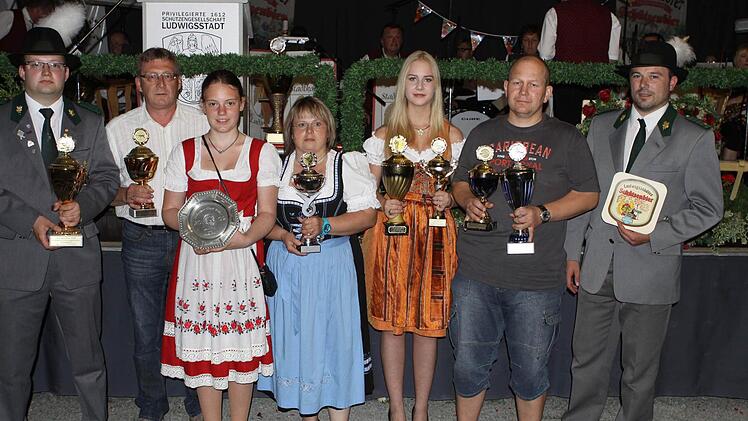 Die Pokalgewinner des diesjährigen Vogelschießens. Fotos: Michael Wunder