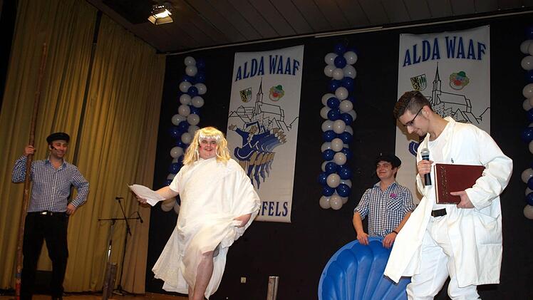 Die Perle der Wilden Rodach - unvergleichlich Maxi Zeitler. Links Tobias Weiß, rechts Chris Hofmann und Ronny Peetz als "Dr.Peter". Foto: Sabine Deuerling