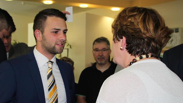 Bürgermeisterin Brigitte Meyerdierks zollt Claudio Kleinhans Respekt. Foto: Ulrike Müller