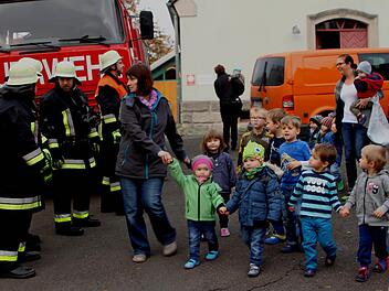 Geordnet gingen die Buben und Mädchen mit ihren Erzieherinnen auf ihren Sammelplatz. Fotos: Günther Geiling