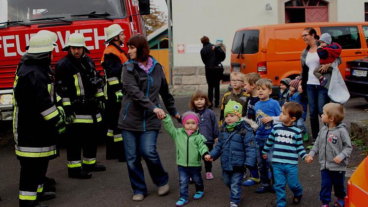 Geordnet gingen die Buben und Mädchen mit ihren Erzieherinnen auf ihren Sammelplatz. Fotos: Günther Geiling