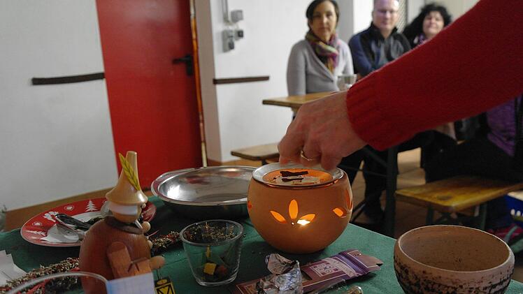 Die Orangen-Zimt-Weihnachtsmischung wird ausprobiert. Foto: Stephanie Elm