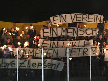 "Einer von uns". Der schwer verletzte Petr Krepelka, dem es laut eigener Nachricht "besser und besser" geht, war stets Bestandteil der "Hawks" und bei den Fans äußerst beliebt.