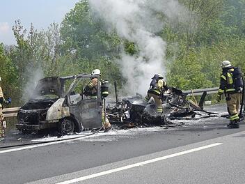 Das Wohnmobil ist bei dem Feuer auf der Maintalautobahn vollkommen ausgebrannt. Verletzt wurde zum Glück niemand. Foto:  Feuerwehr Haßfurt/JulianWeidinger