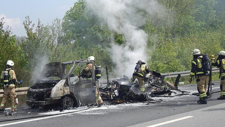 Das Wohnmobil ist bei dem Feuer auf der Maintalautobahn vollkommen ausgebrannt. Verletzt wurde zum Glück niemand. Foto:  Feuerwehr Haßfurt/JulianWeidinger