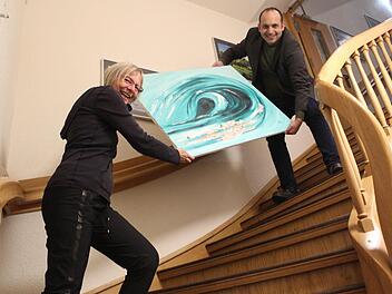Der Kunst nach oben verhelfen will in seinem Haus auch Geschäftsführer Martin Lang. Malerin Claudia Scheler und er sind auf diesem Bild auf dem Weg zum Sängersaal. Foto: Markus Häggberg
