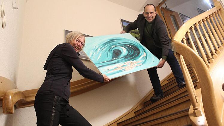 Der Kunst nach oben verhelfen will in seinem Haus auch Geschäftsführer Martin Lang. Malerin Claudia Scheler und er sind auf diesem Bild auf dem Weg zum Sängersaal. Foto: Markus Häggberg