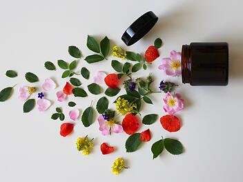 Naturkosmetik erfreut sich immer größerer Beliebtheit. Stiftung Warentest bewertet die meisten Marken gut. Foto: Monfocus/pixabay.com.