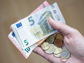 Mit dem Jahreswechsel gibt es einige Änderungen in Deutschland. Einige davon sollen Bürger*innen finanziell entlasten.